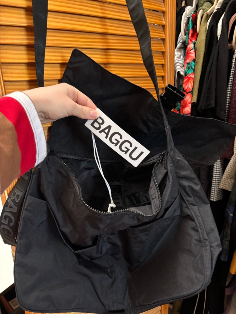 BAGGU Black Messenger Bag with Front Buckle - Picture 5 of 6